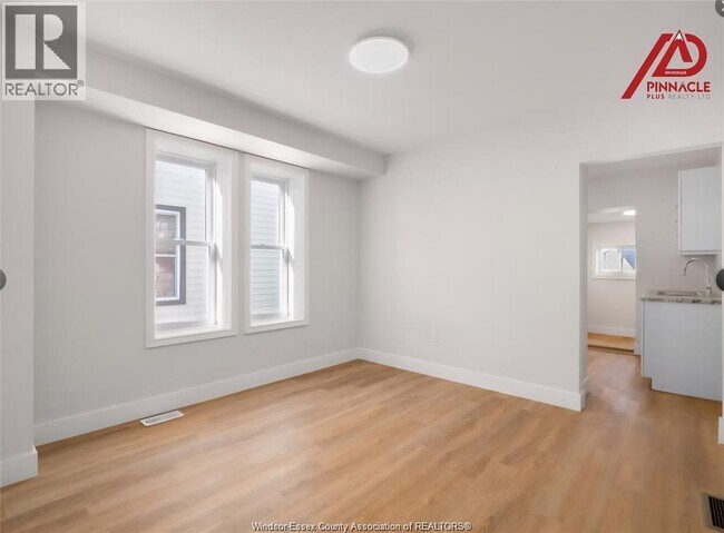 Photo - 1080 Niagara St