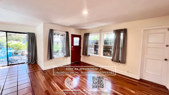 Building Photo - Garden oasis 2 bedroom with wrap around ya... Unit A