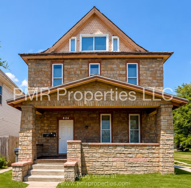 Building Photo - 824 1st Ave Unit 2
