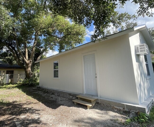 Building Photo - 1138 Olive St Unit 2