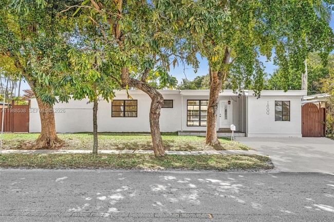 Building Photo - 1600 SW 9th St