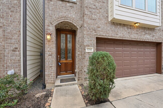 Photo - 1214 Sampson St