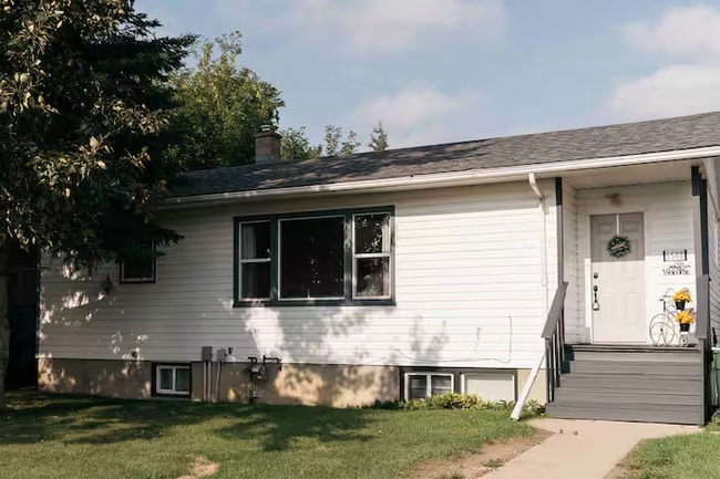 Photo - 3 Bedroom, 2 Bathroom Home for Rent – Red Deer, AB   5548 44 Ave, Red Deer, AB T4N 3J3