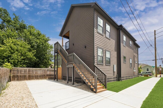 Photo - 801 E 32nd 1/2 St