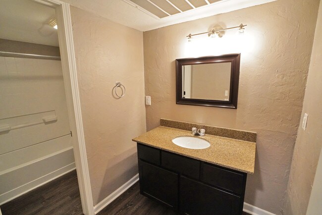 1BR, 1BA - 752SF - Deluxe Bathroom