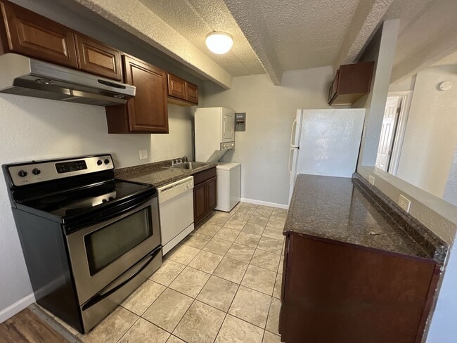 Building Photo - 2 Bedroom 1 Bathroom Apartment in Aurora Unit 307
