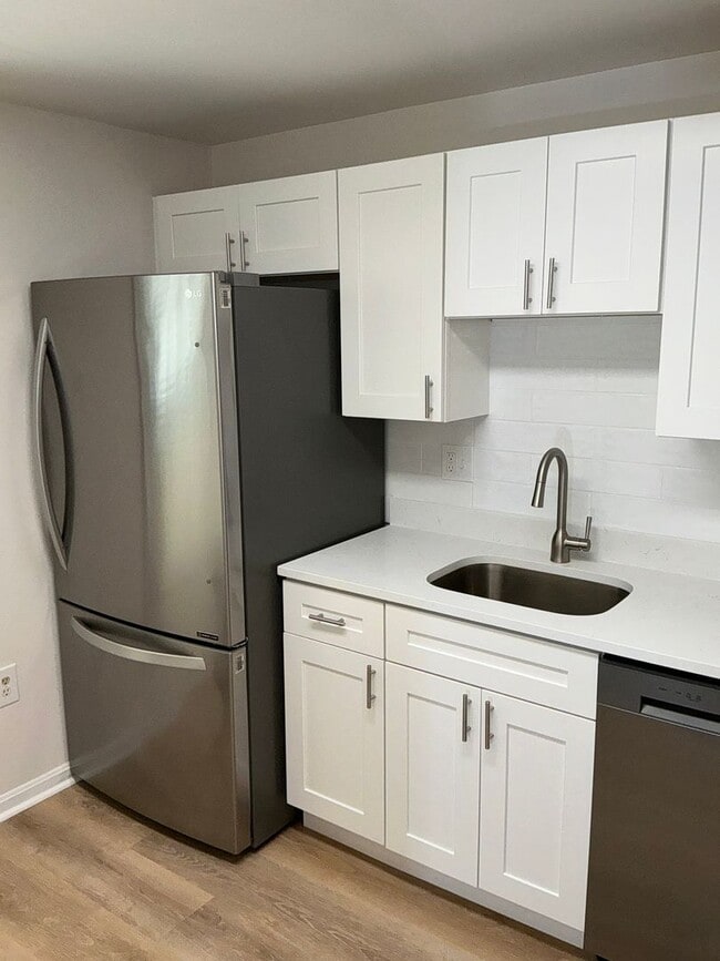 Photo - Very well maintained 3 bedroom 2 full 1 half bath town home located in the desired Stonebridge Co...