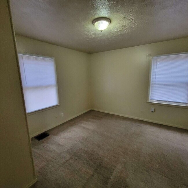 Photo - CUTE NORTH-EAST INDIANAPOLIS HOME 2 BEDROOMS ONE BATH W/ GARAGE!