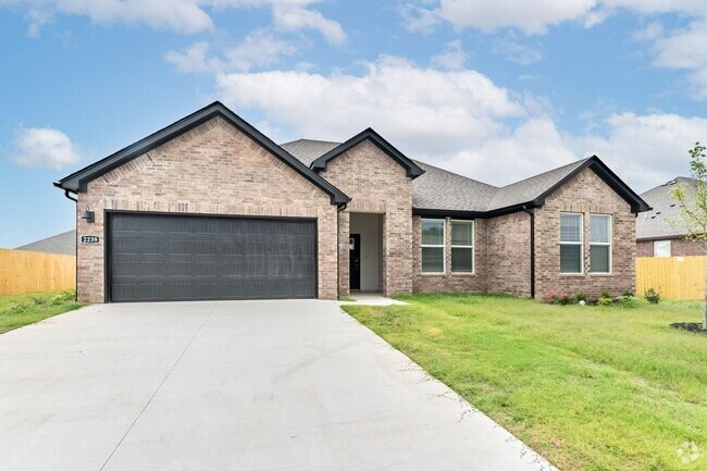 Building Photo - "Charming 3-Bedroom, 2-Bathroom Rental in ...