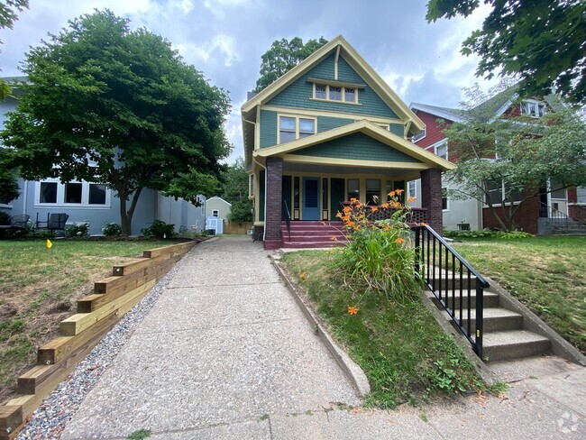 Building Photo - 330 Hampton Ave SE Rental