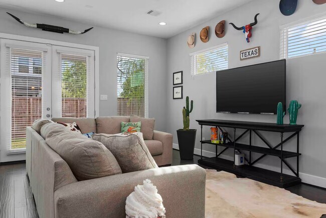 Photo - 4202 Gillespie St