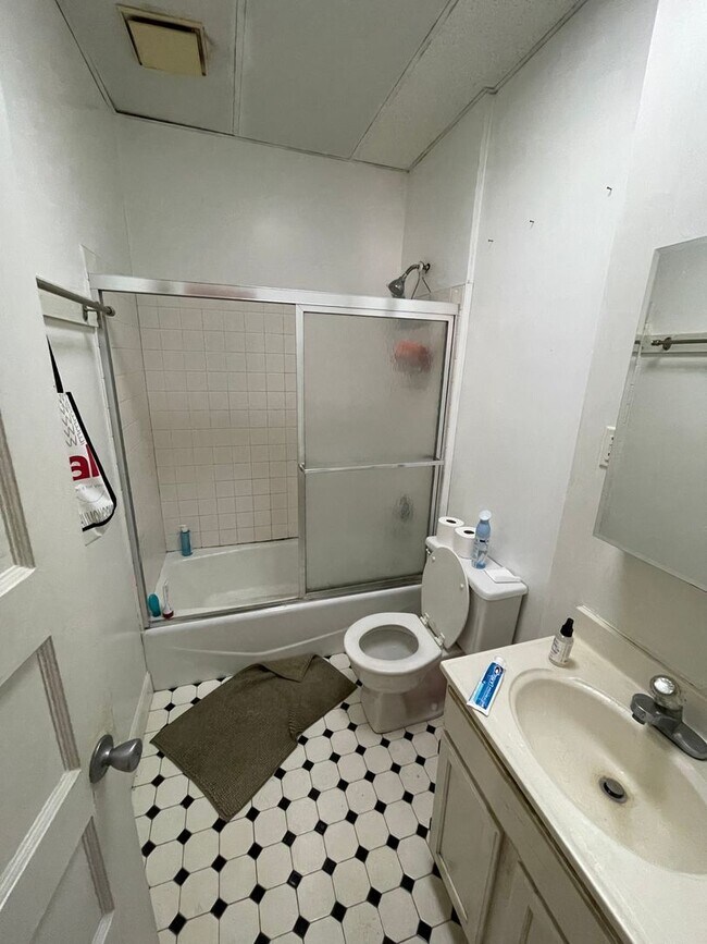 Photo - 7 Bedroom Home for rent Unit 1R