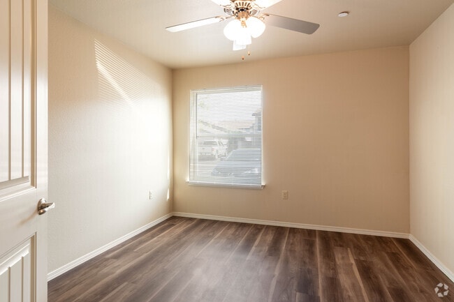 1BR, 1BA - 616SF