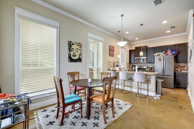 Photo - 507 W N Loop Blvd Unidad 32-B