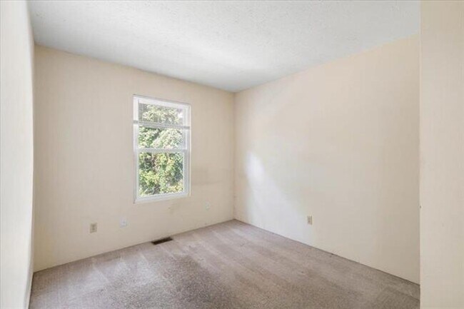 Photo - 4 Bed/2.5 Bath Townhome Near VT