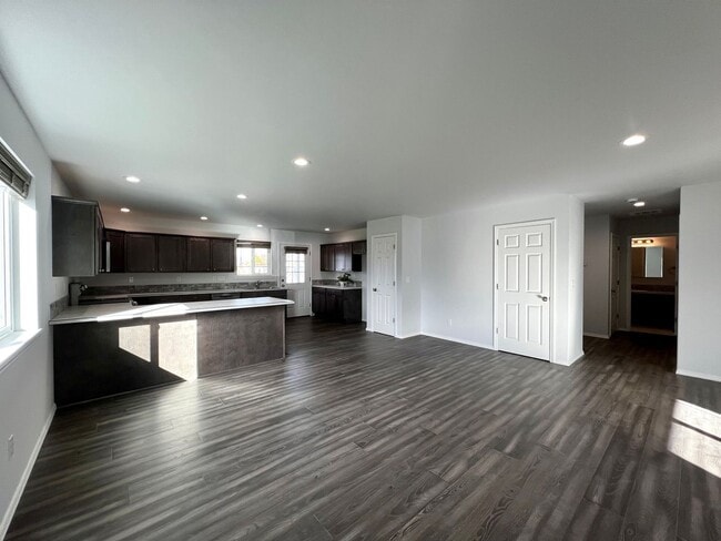 Photo - 2005 Ledwich Ave