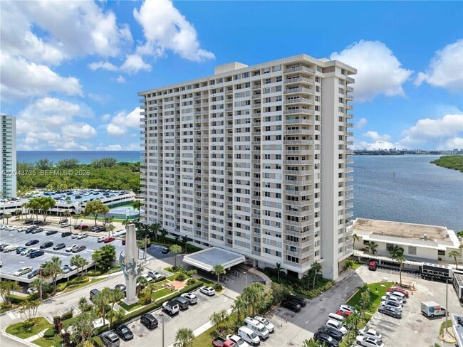 Building Photo - 300 Bayview Dr Unit 211