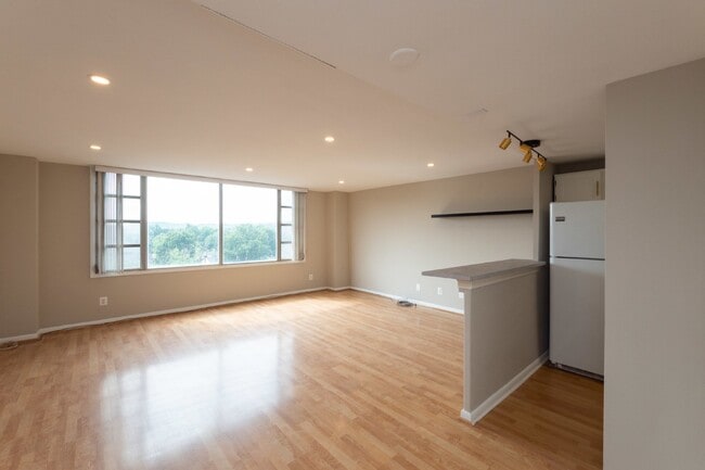 Photo - 4600 Duke St Unit 700