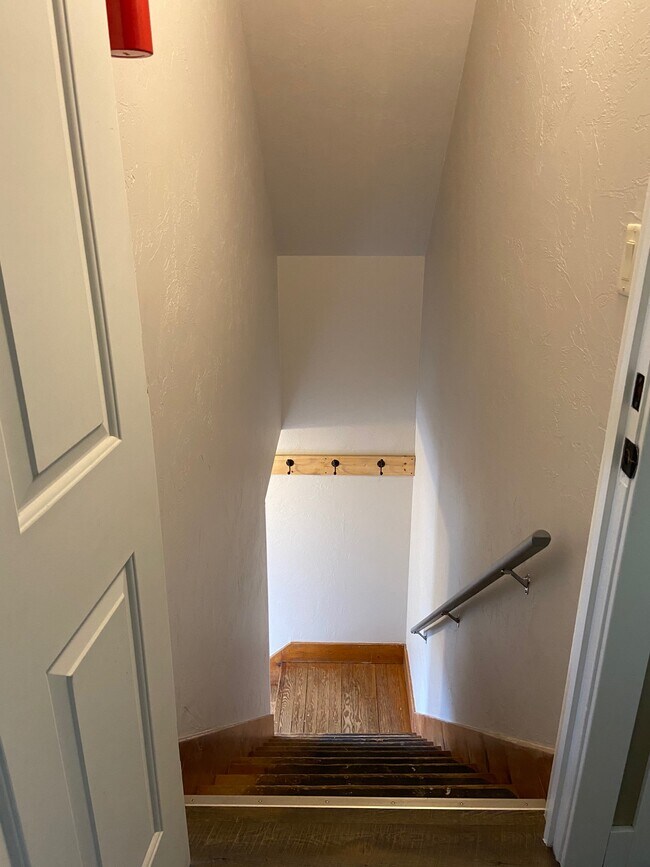 Staircase - 835 Warren St Unidad 835 Warren St