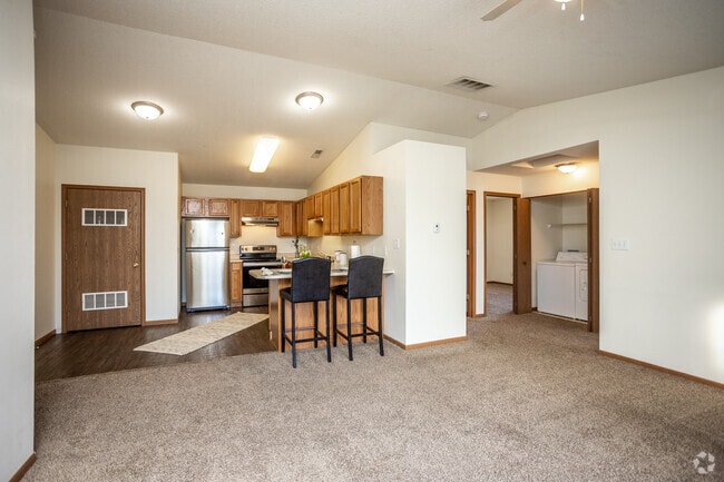 2BR, 1BA - 925 SF