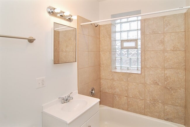 3501 W Adams