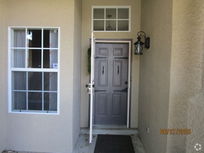 Building Photo - NW 4 BR Home large yard/outdoor space