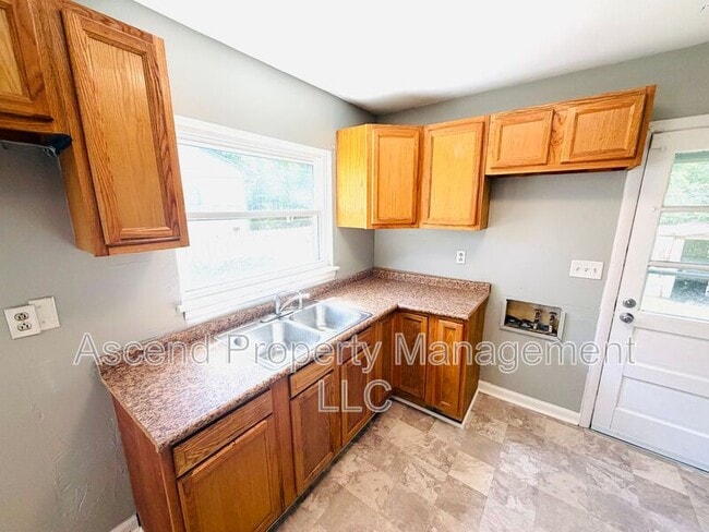 Photo - 717 Caruthers Rd