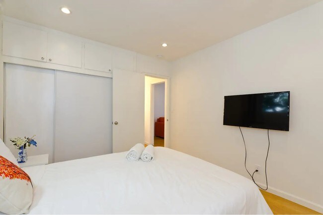 Photo - 1811 Ivar Ave