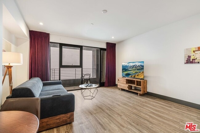 Photo - 932 S Hill St Unit 402