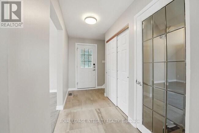 Photo - 2039 St. Laurent Blvd