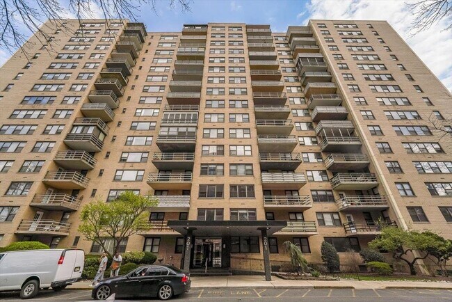 Building Photo - 201 St Pauls Ave Unit 2M