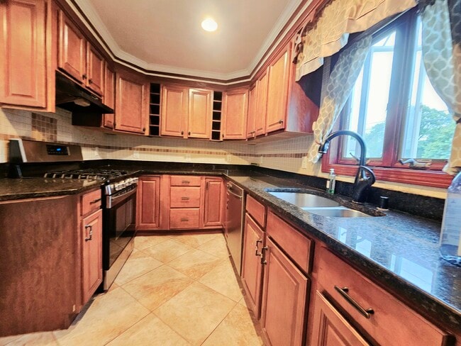 Photo - 158 Baker St