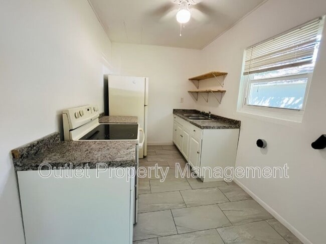 Photo - 918 E 10th St Unit 918B