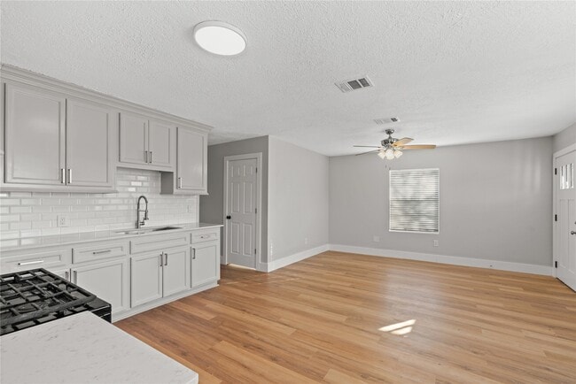 Photo - 915 Avenue E