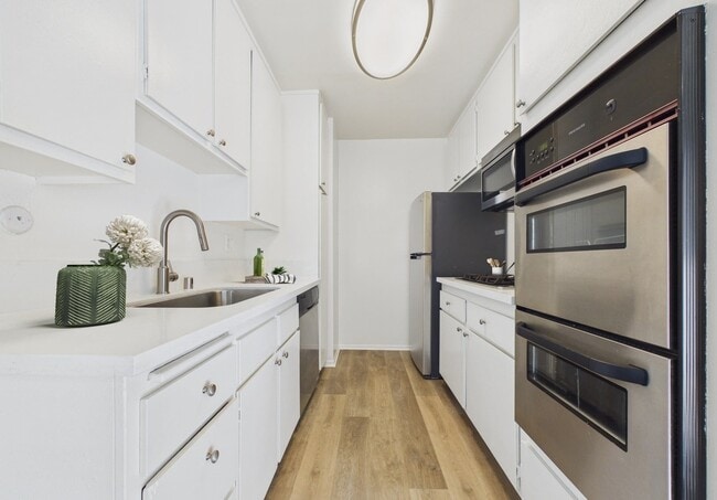 Photo - Riverside Drive Apartments