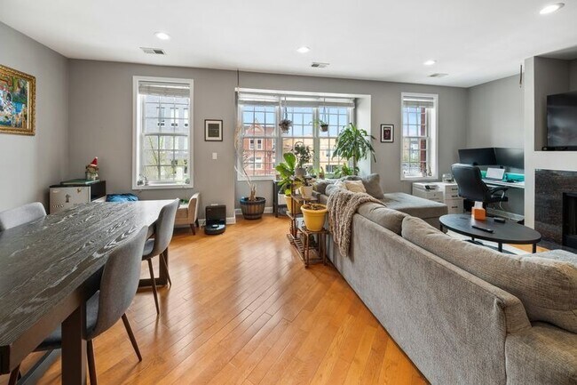 Photo - Stunning 2 Bed 2 Bath in the Ukrainian Village area Unit 3