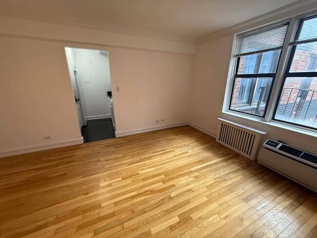 Photo - 305 W 13th St