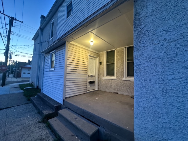 Building Photo - 402 E Vine St Unit Studio Rental