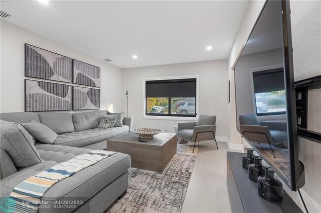 Photo - 425 NE 25th St