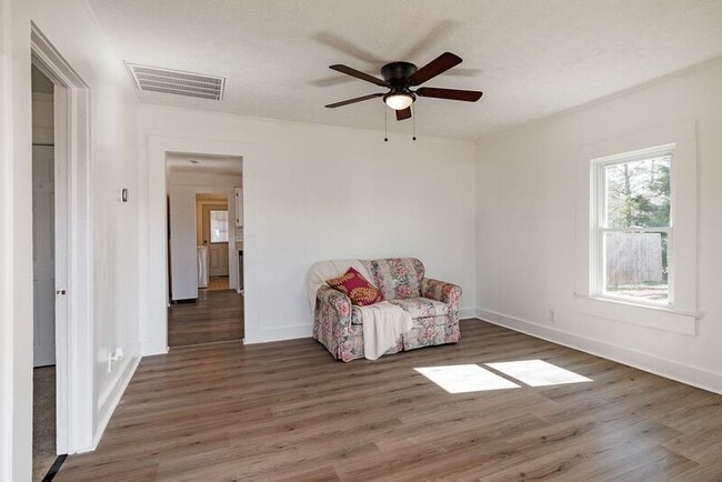 Photo - 2084 Broad St