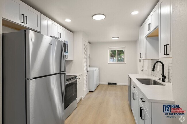 Building Photo - Beautifully Remodeled 2-Bed, 1-Bath Duplex... Rental