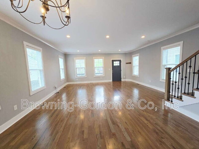 Photo - 668A James Ave