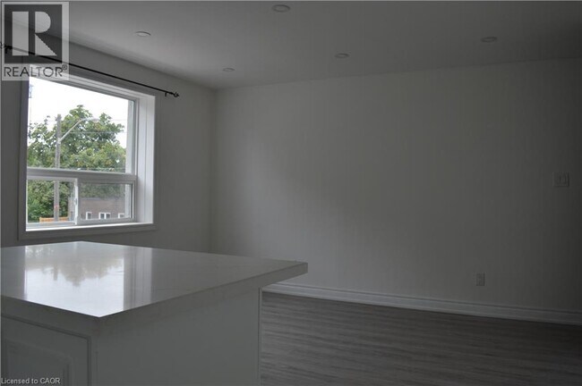 Photo - 2224A KINGSTON Road Unit# 4 Unité 4