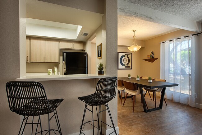 Área de comedor renovado - Avana at the Pointe