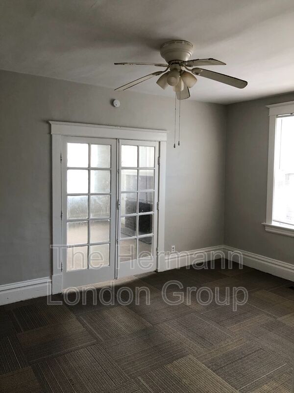 4245-4247-4247 Iowa Ave Unit 4247 1st floor