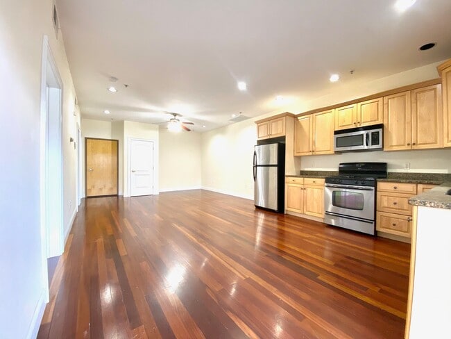 Building Photo - 661 Bennington St Unit 2