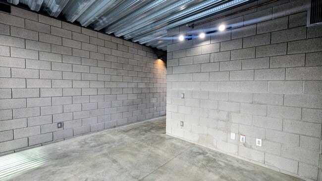 Photo - 525 E Willetta St