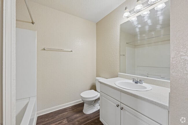 2BR, 2BA - 971SF - Primary Bathroom