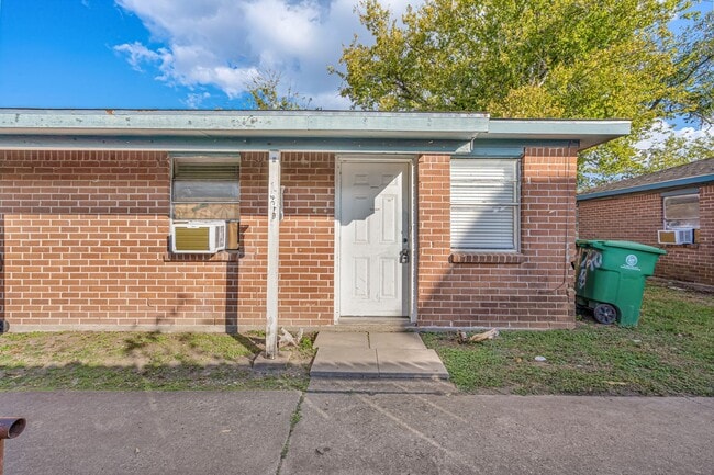 Photo - 4718 Carmen St