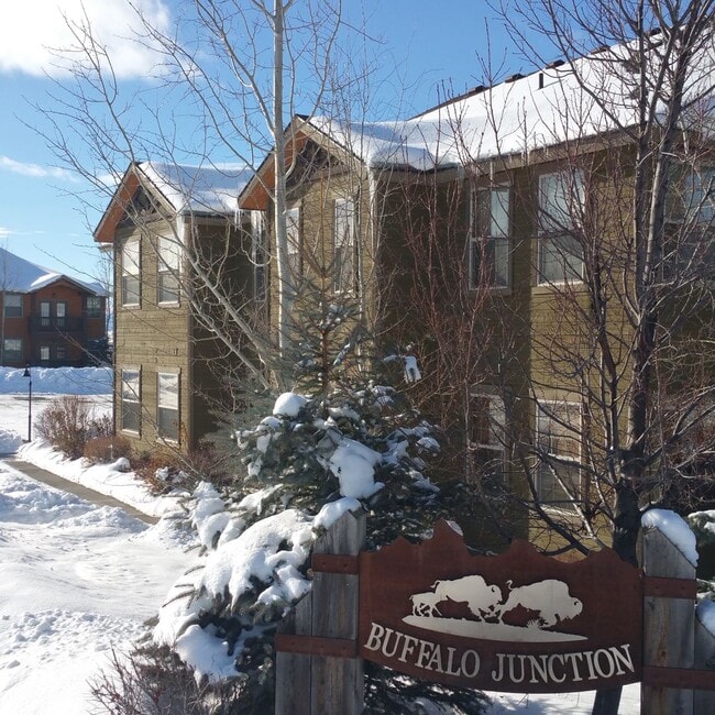 Building Photo - Furnished 3 BR Main Level Condo available ...